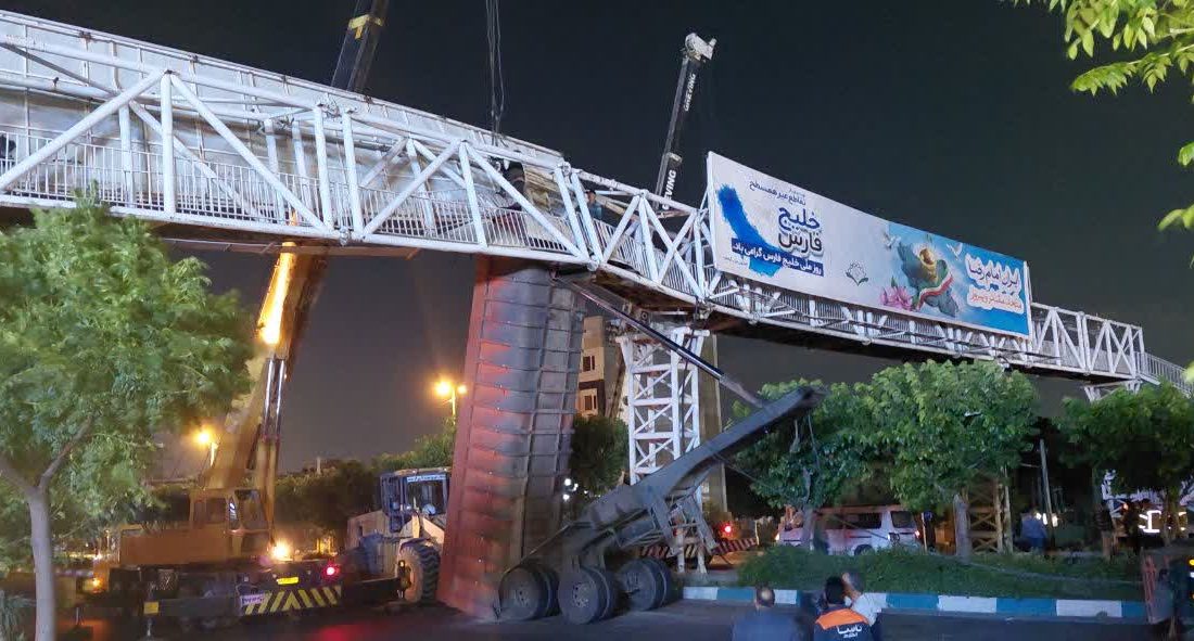 برخورد تریلی حمل شکر با پل عابر پیاده در جاده مخصوص