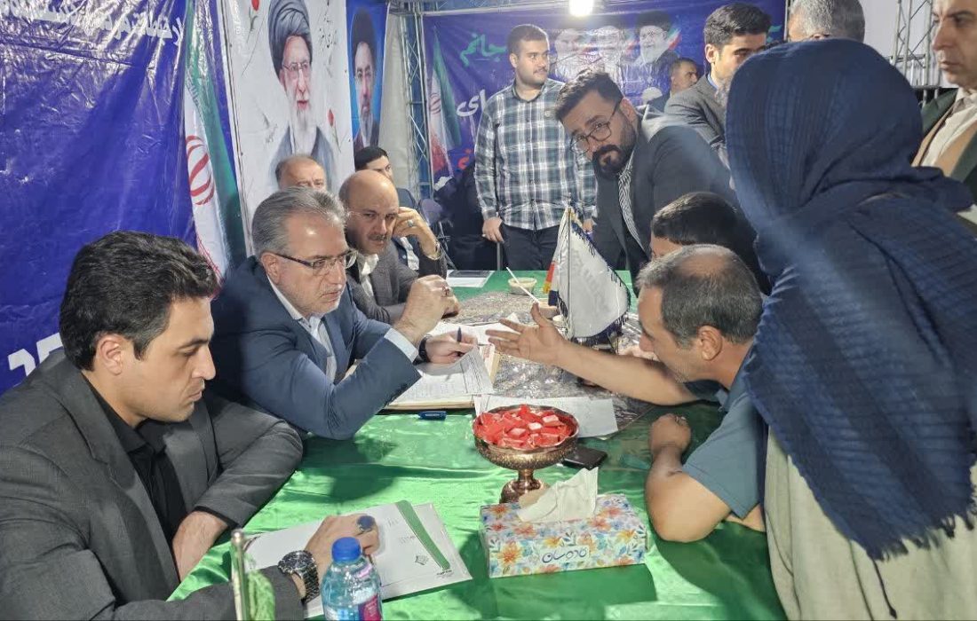 حضور دکتر نجفی در میز خدمت مردمی